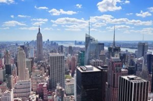 14115562-new-york-city-manhattan-midtown-panorama-uitzicht-vanuit-de-lucht-met-wolkenkrabbers-en-blauwe-hemel